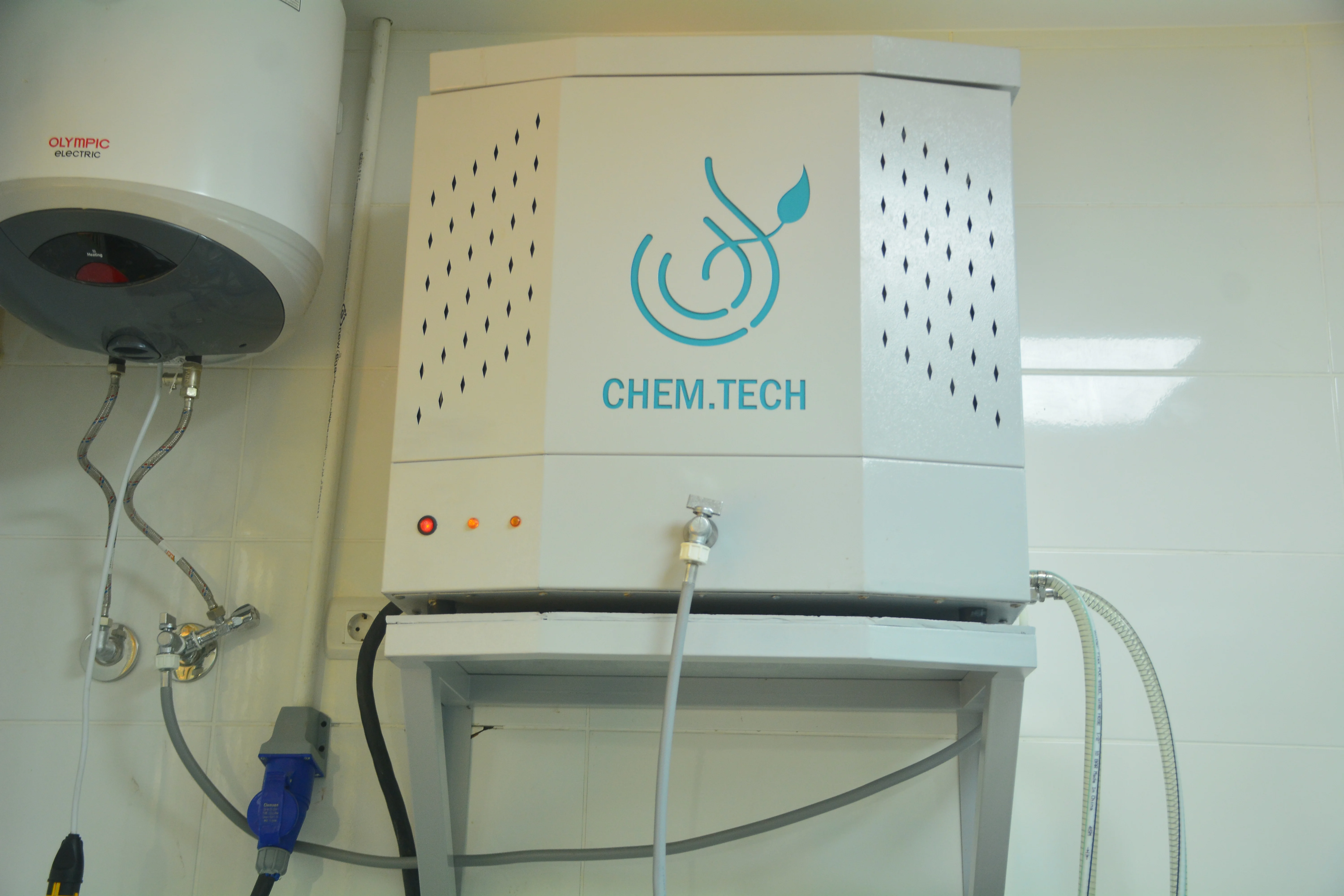 Single distillated water apparatus with tank